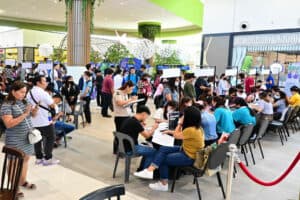 Philippine Job Creation Lags Behind Rising Labor Force, Analysts Say